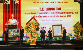 Chủ tịch Quốc hội trao Nghị quyết thành lập thị xã cho Việt Yên, tỉnh Bắc Giang