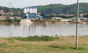 Trạm trộn bê tông Đức Quân: “Ông trời con” dưới chân cầu Cẩm Lý