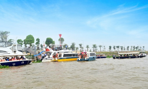 Khách hàng Aqua City thăm quan nhà mẫu bằng tour đường sông