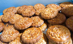 Lạ Hà Nội, dân lùng mua bánh trung thu không nhân