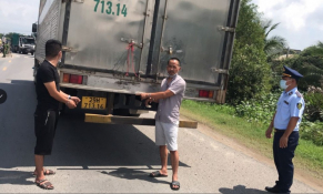 Long An: Bắt giữ ô tô tải vận chuyển trên 15.000 bao thuốc lá điếu nhập