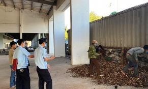 Phát hiện 24 tấn than ngụy trang dăm gỗ xuất khẩu cùng 700 máy vật tư nông nghiệp không rõ xuất xứ