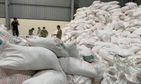 Phát hiện trên 50 tấn tinh bột sắn cùng 1.500 đôi giày có dấu hiệu giả mạo nhãn hiệu