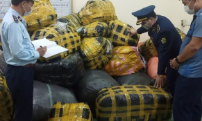 Thu giữ 1.502 sản phẩm quần áo các loại không rõ nguồn gốc tại Yên Bái