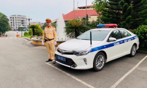 Cảnh sát Giao thông Hòa Bình dẫn đường cấp cứu một cháu bé đuối nước