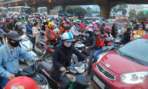 Đường vành đai 3 vẫn ùn tắc triền miên hậu xén dải phân cách