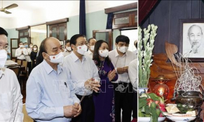Chủ tịch nước Nguyễn Xuân Phúc dâng hương tưởng niệm Chủ tịch Hồ Chí Minh
