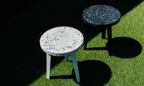 Chiếc bàn làm bằng nhựa tái chế lấy cảm hứng từ chất liệu terrazzo