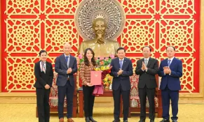 Nghệ An trao Giấy chứng nhận đăng ký đầu tư dự án WHA Industrial Zone 2