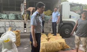 Hải Dương: Thu giữ hàng chục tấn quần áo không rõ xuất xứ