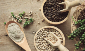 Giữa tháng 9/2022: Giá hạt tiêu đen và trắng xuất khẩu biến động không đồng nhất 