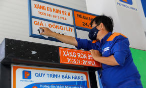 Giá xăng RON 95 giảm gần 1.000đ/lít