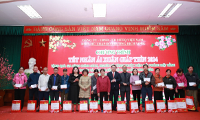 Tặng quà gia đình chính sách, người có công thuộc diện GPMB tại phường Dịch Vọng