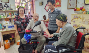 Nghệ sĩ Mạc Can và Hùng Minh được tặng xe điện cho người già