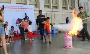 Trải nghiệm kỹ năng chữa cháy và thoát nạn trên các phương tiện PCCC chuyên dùng