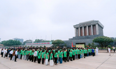 Sinh viên K10 Trường Cao đẳng Công Thương Việt Nam tham gia dâng hương, trải nghiệm thực tế trên cả nước