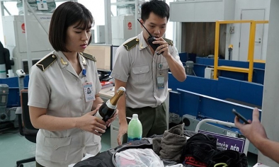 Hải quan kiểm soát chặt xuất nhập cảnh, chống buôn lậu vàng, tiền tệ qua biên giới